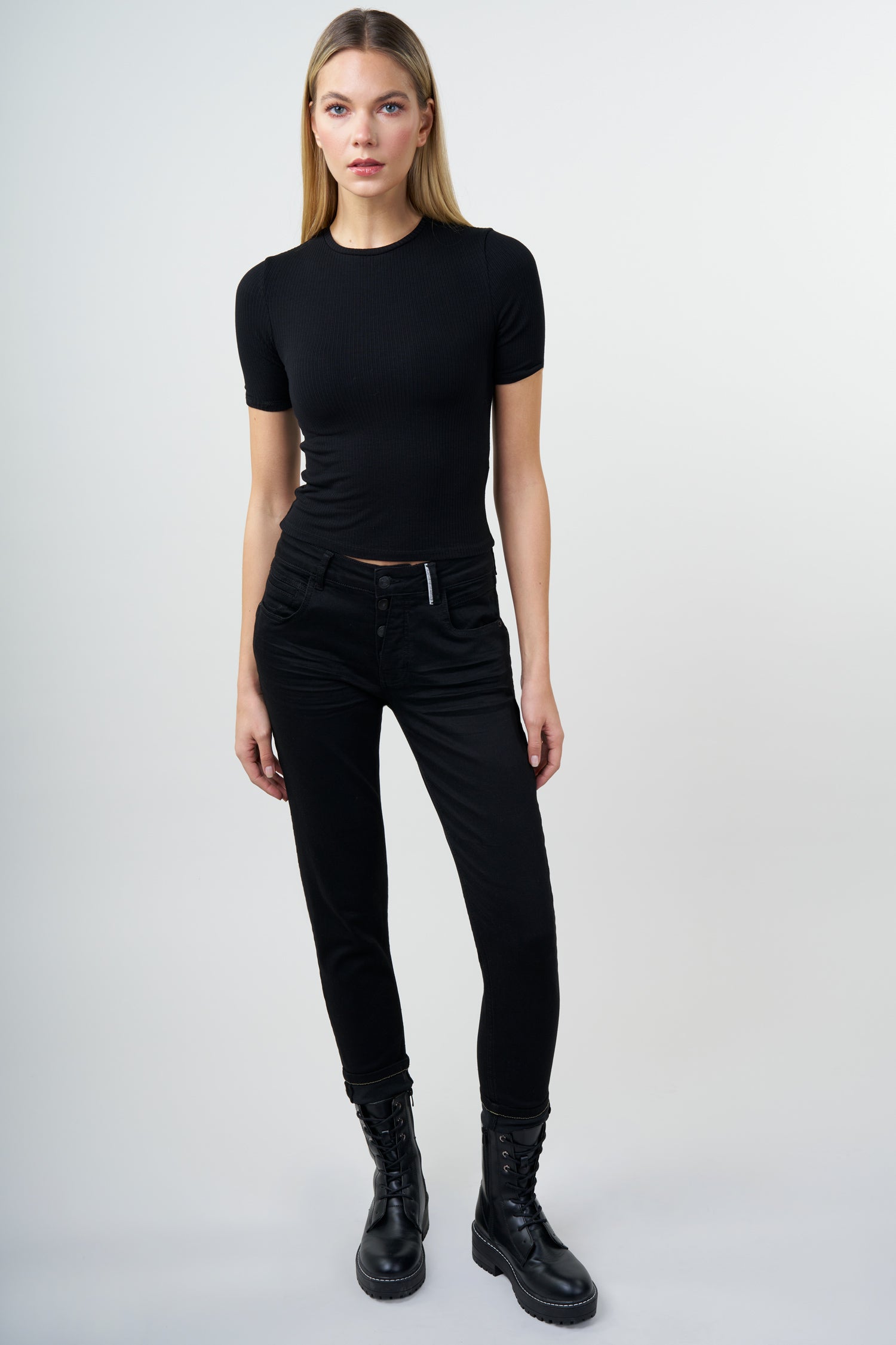BLUE FIRE Gigi Slim Tapered Jeans - Deep Onyx Black - 1112.4140 von Blue Fire