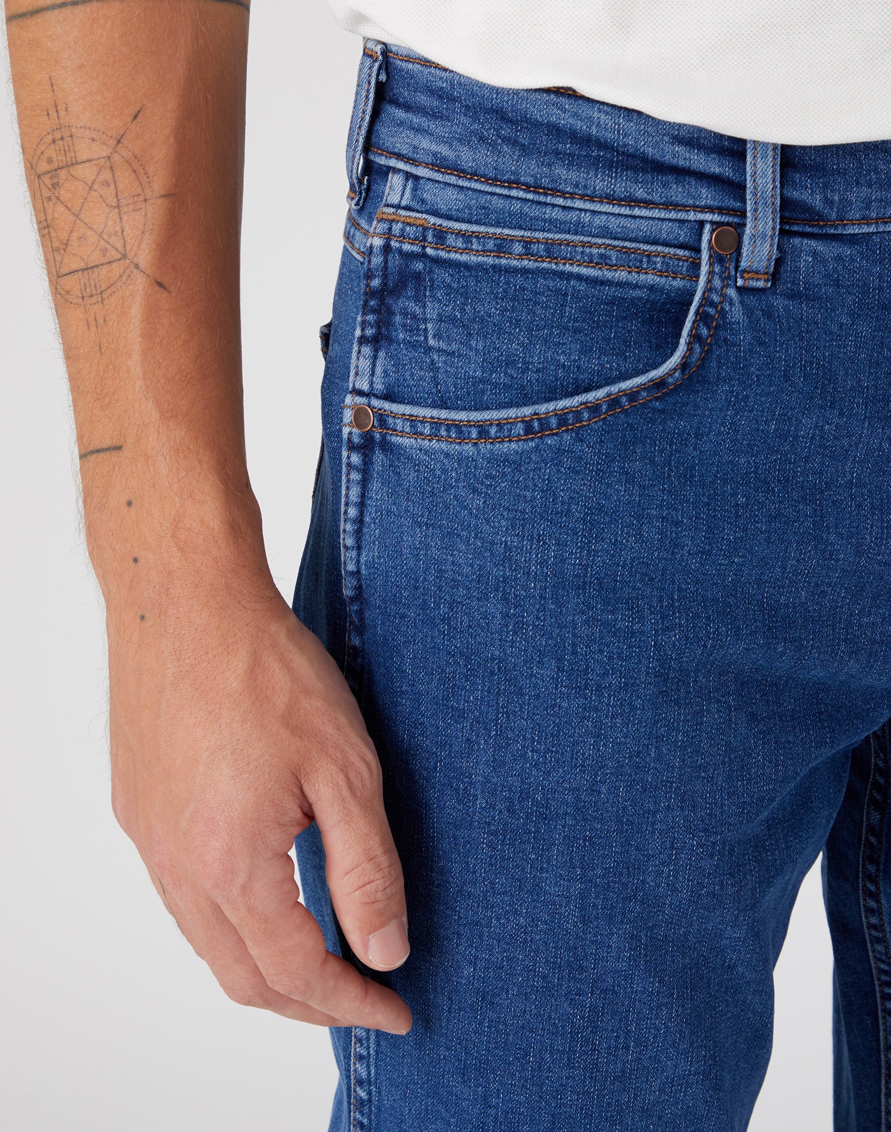 WRANGLER GREENSBORO Five Pocket - Indigo Harbor Blue - W15QYI39U von Wrangler