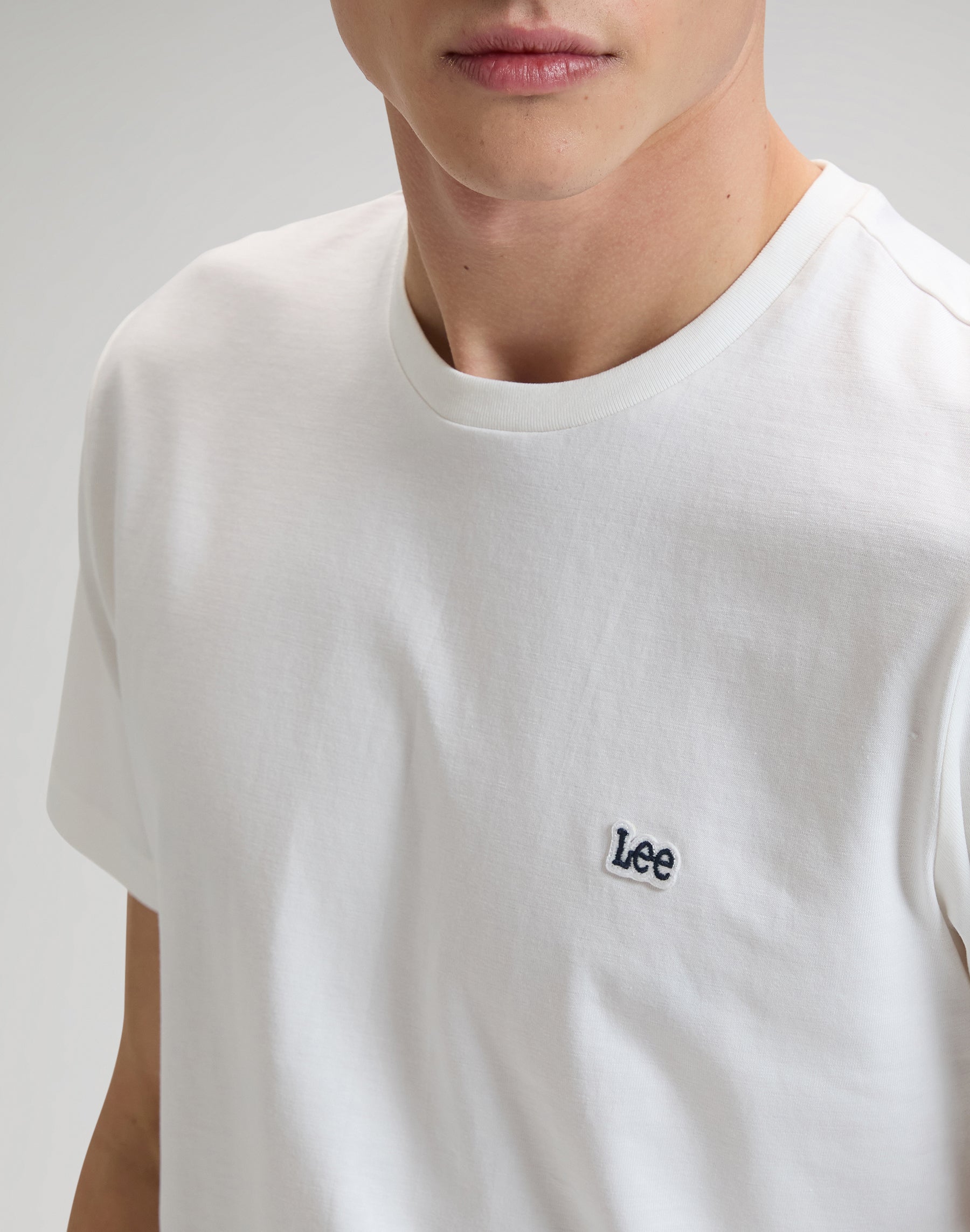 LEE Patch Logo Tee T-Shirt - Ivory Mist White - 112376605 von LEE