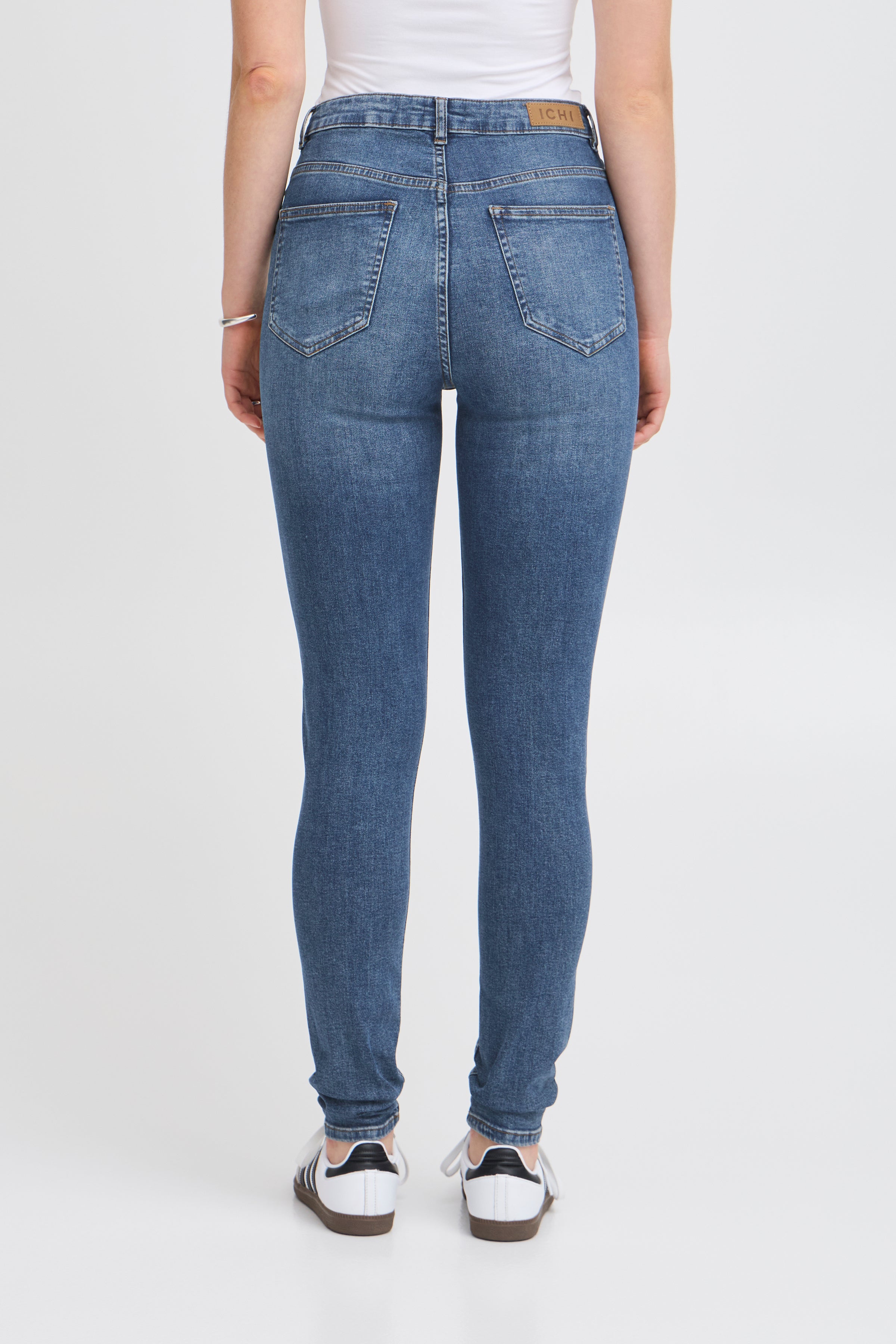 ICHI IHTWIGGY Slim High Waist Jeans - Seafoam Indigo - 20122631.200339 von ICHI