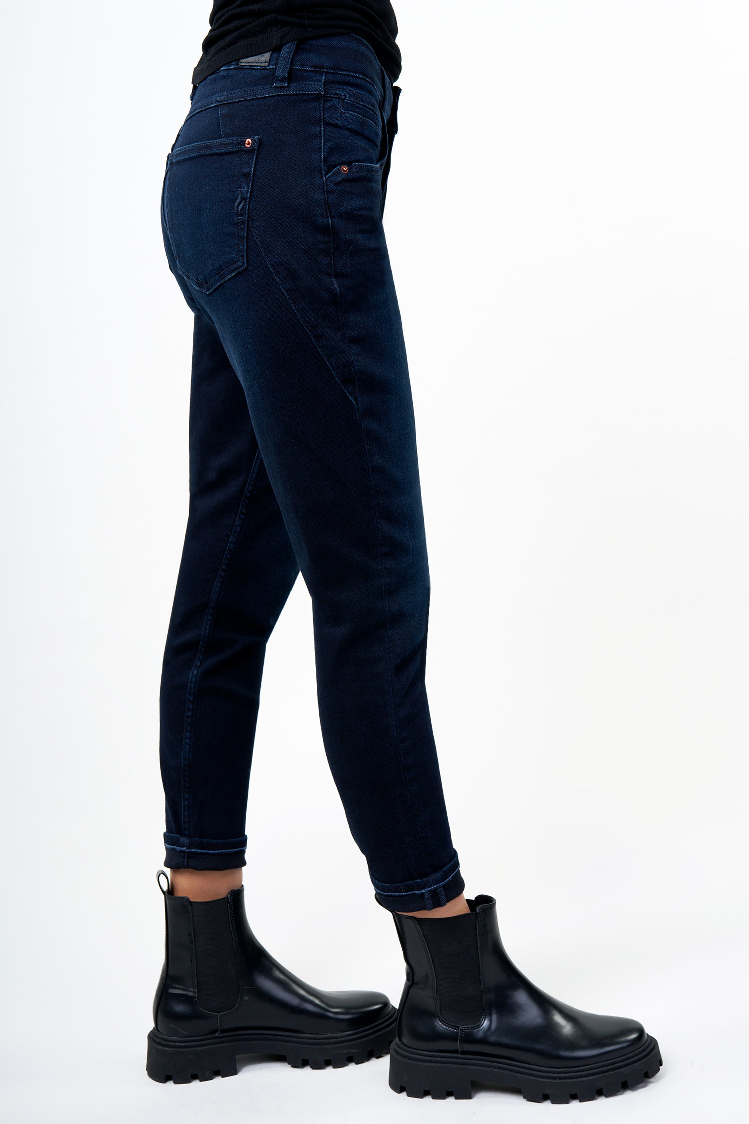 BLUE FIRE Gigi Slim Tapered Jeans - Midnight Ember Indigo - 1112.4141 von Blue Fire
