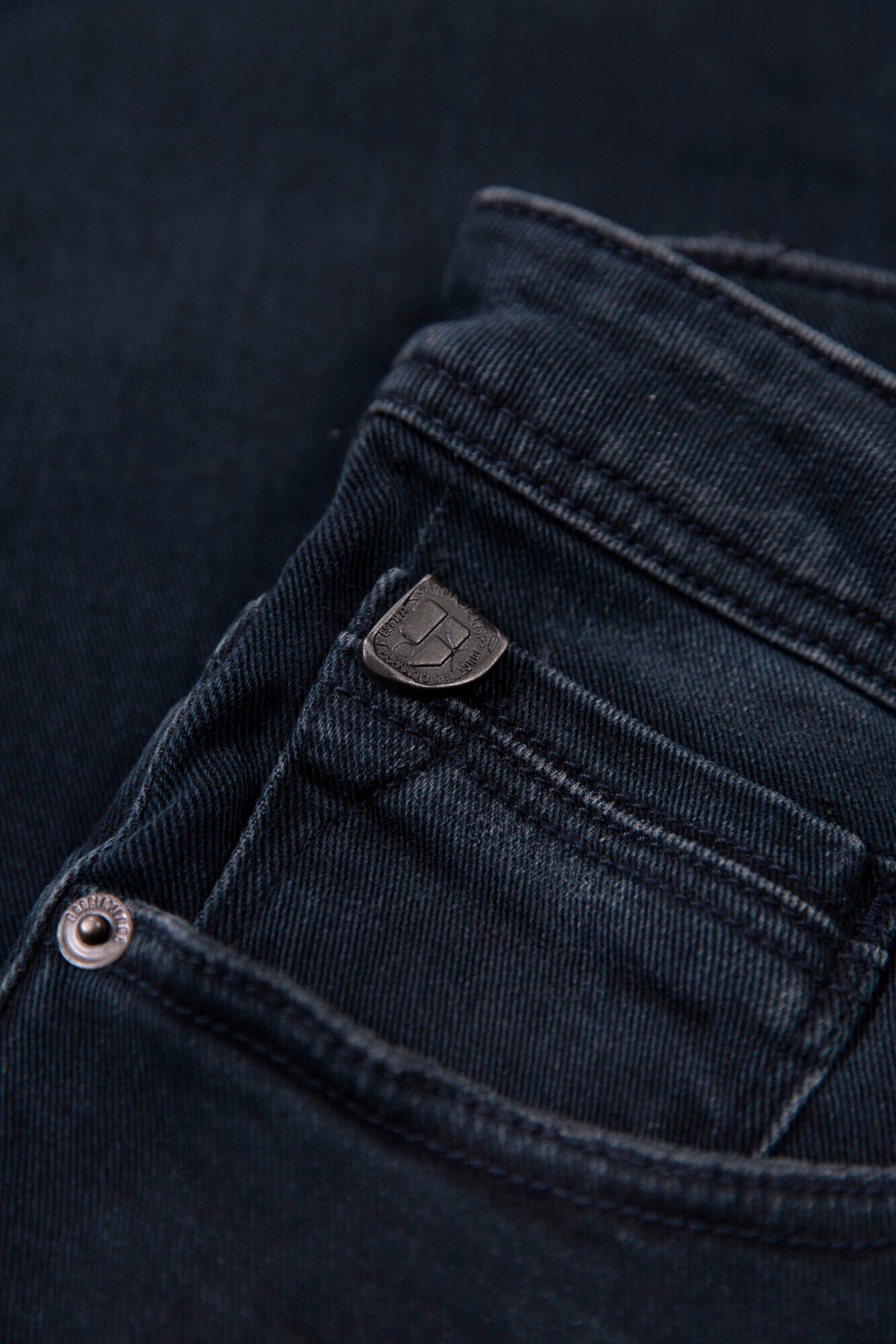 GARCIA SAVIO Motion Denim - Midnight Ripple - 630.3880 von Garcia Jeans