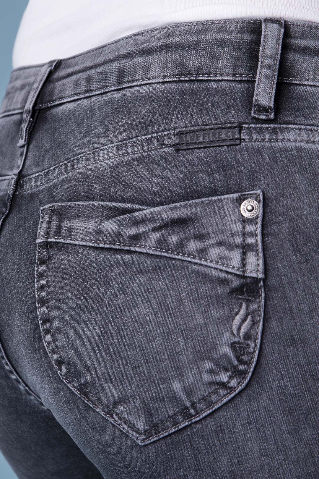 BLUE FIRE Nancy Slim-Fit Jeans - Smoky Storm Grey - 1001.292 von Blue Fire