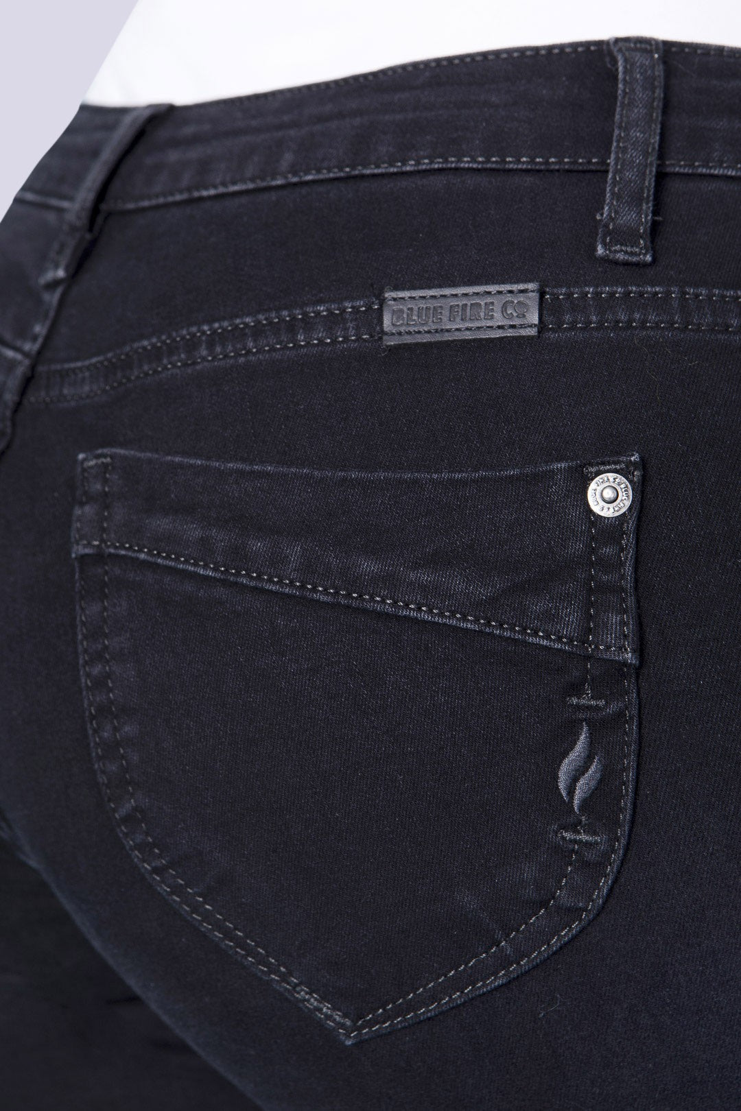 BLUE FIRE Nancy Slim-Fit Jeans - Midnight Ember Black - 1001.390 von Blue Fire