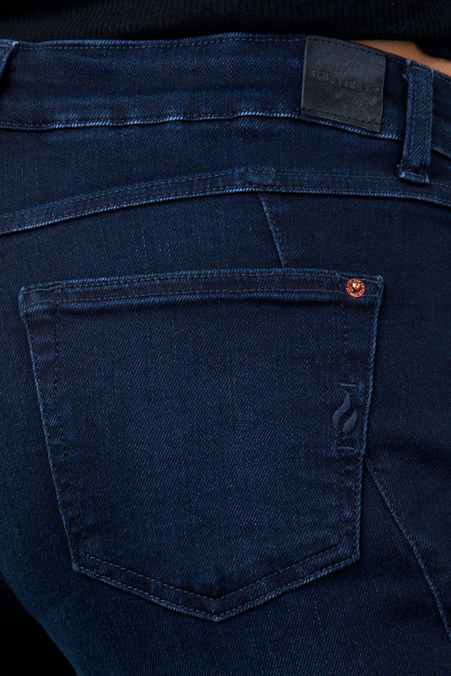 BLUE FIRE Gigi Slim Tapered Jeans - Midnight Ember Indigo - 1112.4141 von Blue Fire
