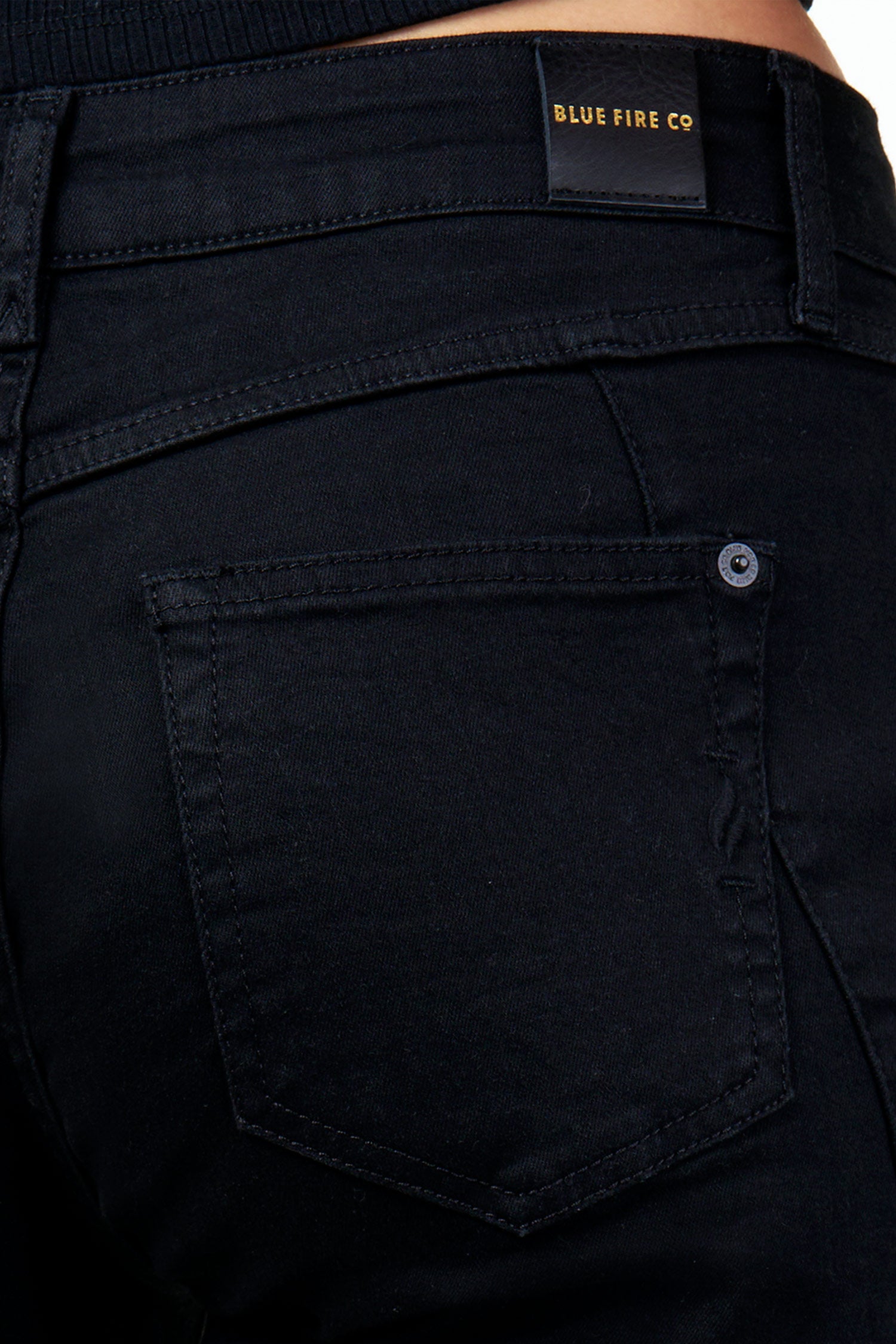 BLUE FIRE Gigi Slim Tapered Jeans - Deep Onyx Black - 1112.4140 von Blue Fire
