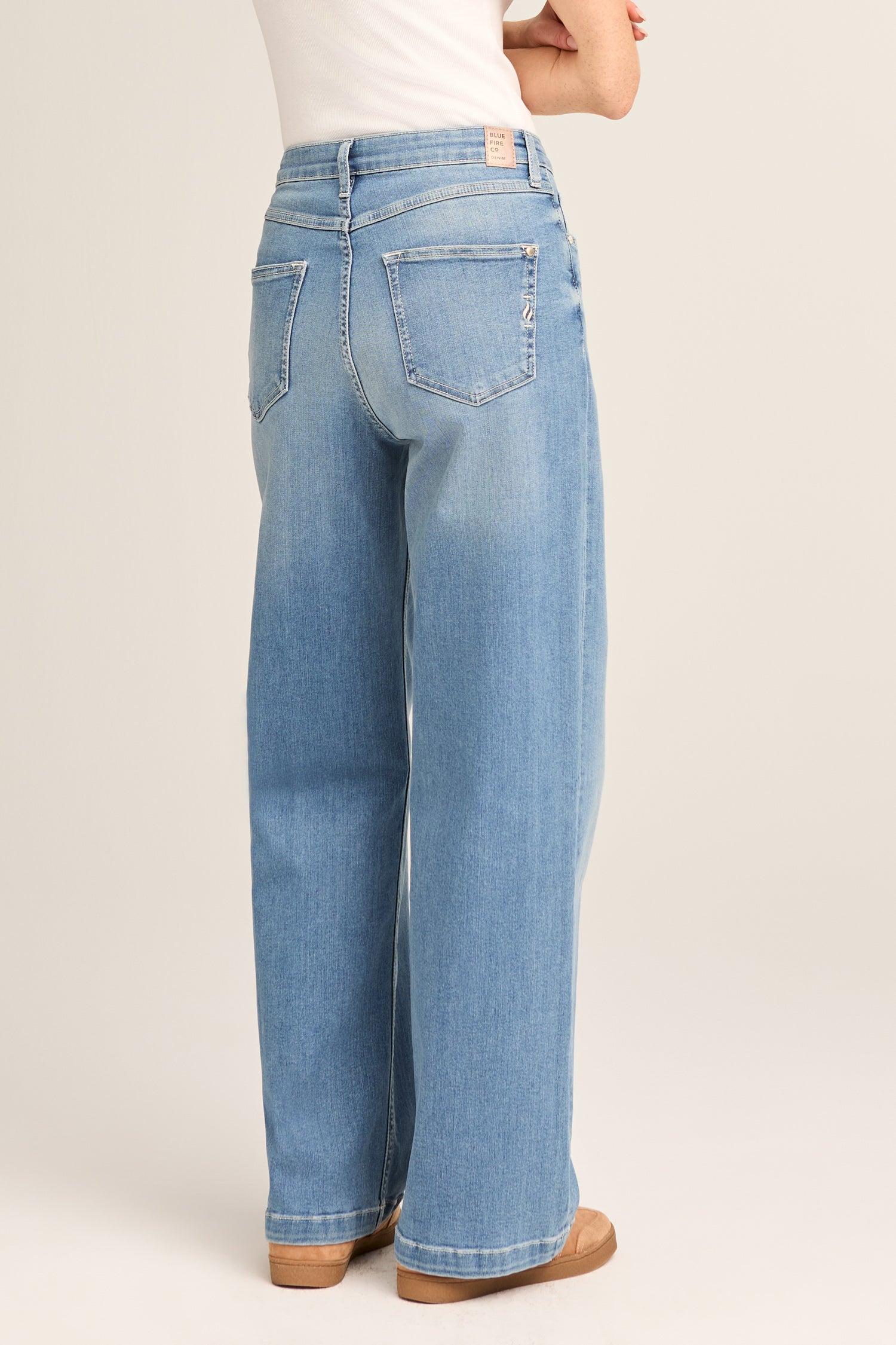 BLUE FIRE Judy Wide Leg Jeans - Sunwashed Sky Blue - 1156.264 von Blue Fire