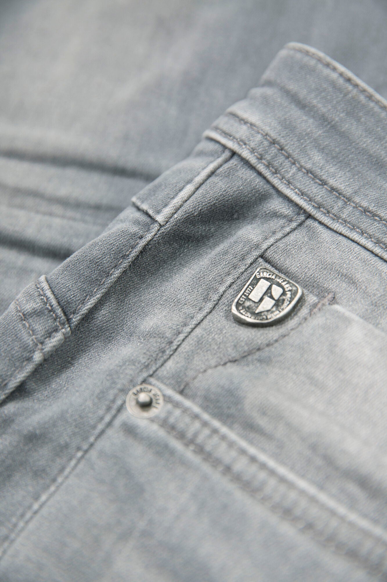 GARCIA JEANS Rocko Five Pocket - Smoky Pearl Grey - 690.5259 von Garcia Jeans