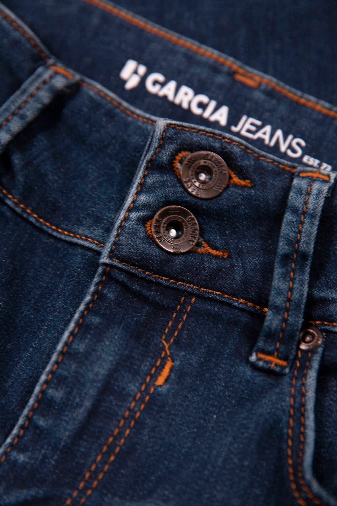 GARCIA JEANS Caro Curved Five Pocket - Midnight Rust Stitch - 285.8723 von Garcia Jeans
