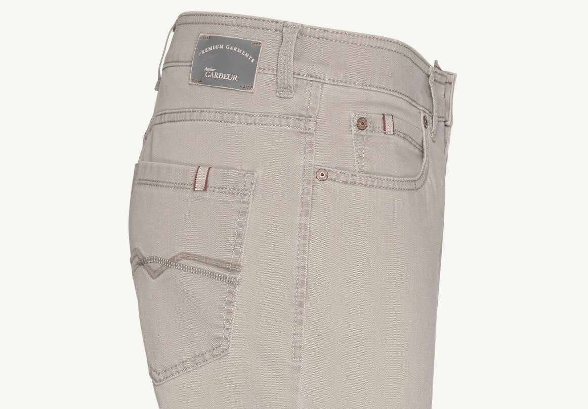 ATELIER GARDEUR Batu Modern-Fit Jeans - Warm Sandstone - 2-411121-12 von Atelier Gardeur