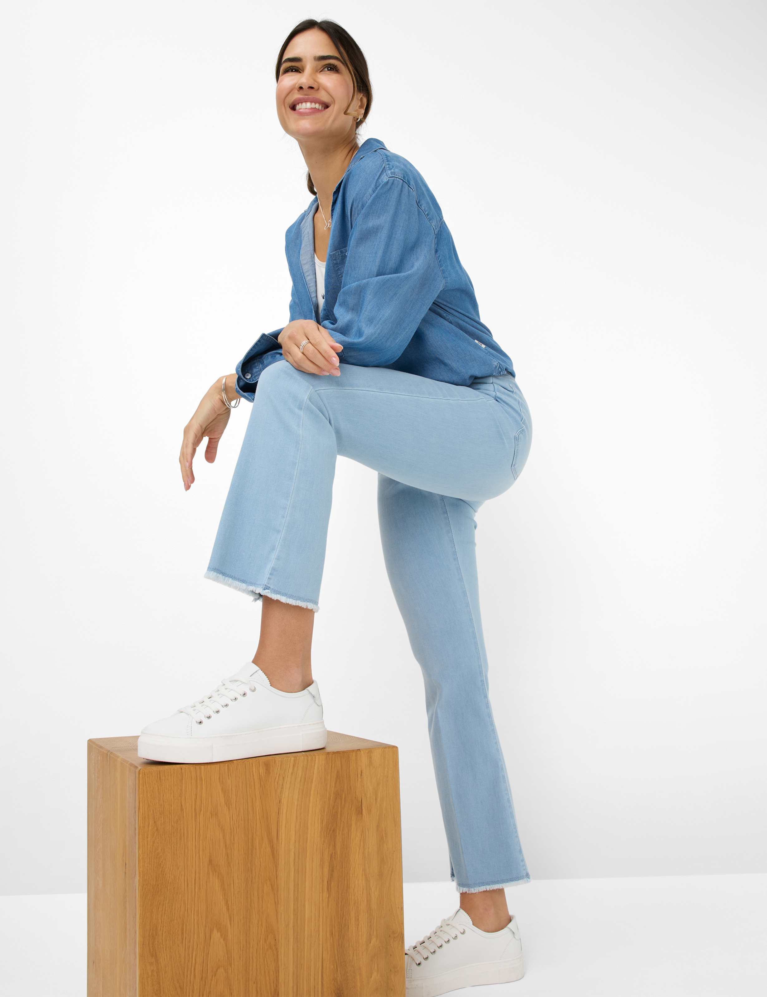 BRAX Shakira S Bootcut Jeans - Skywashed Ocean Light - 9959820 71-7928-28 von BRAX