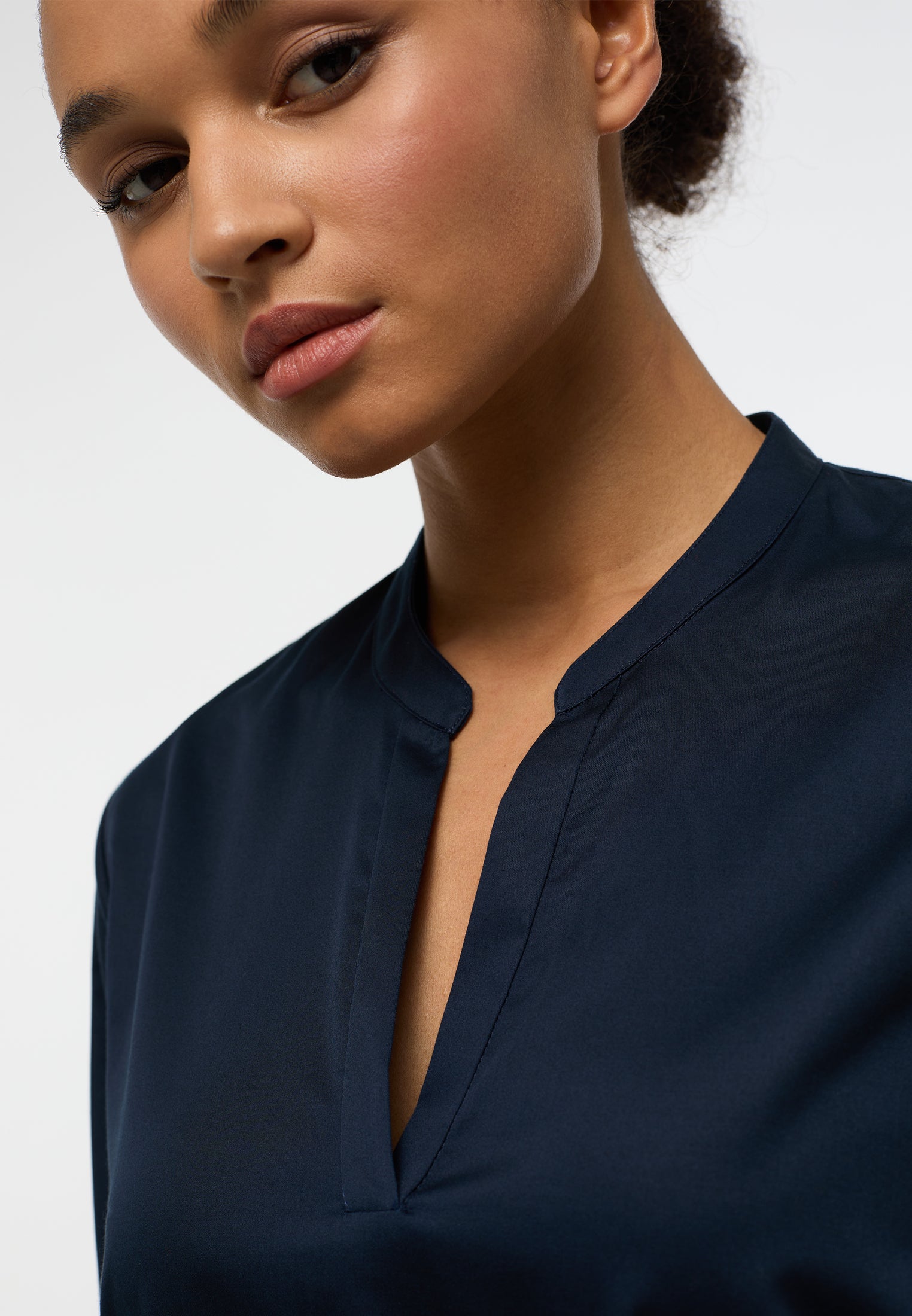 ETERNA LOOSE FIT Bluse - Midnight Navy Satin - 5585-19-D931 von Eterna