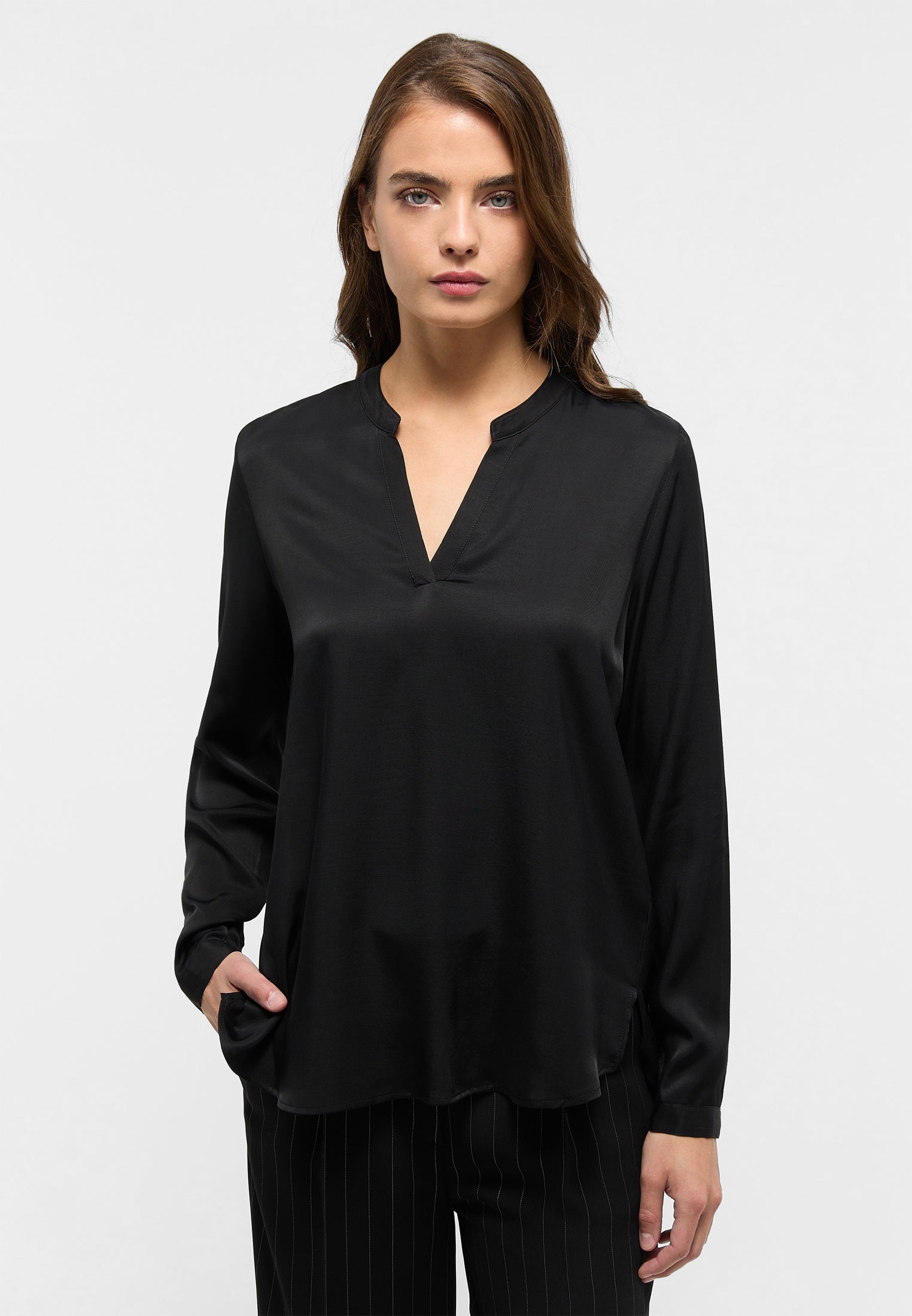 ETERNA V-Ausschnitt Bluse - Midnight Satin Black - 5270-39-R307 von Eterna