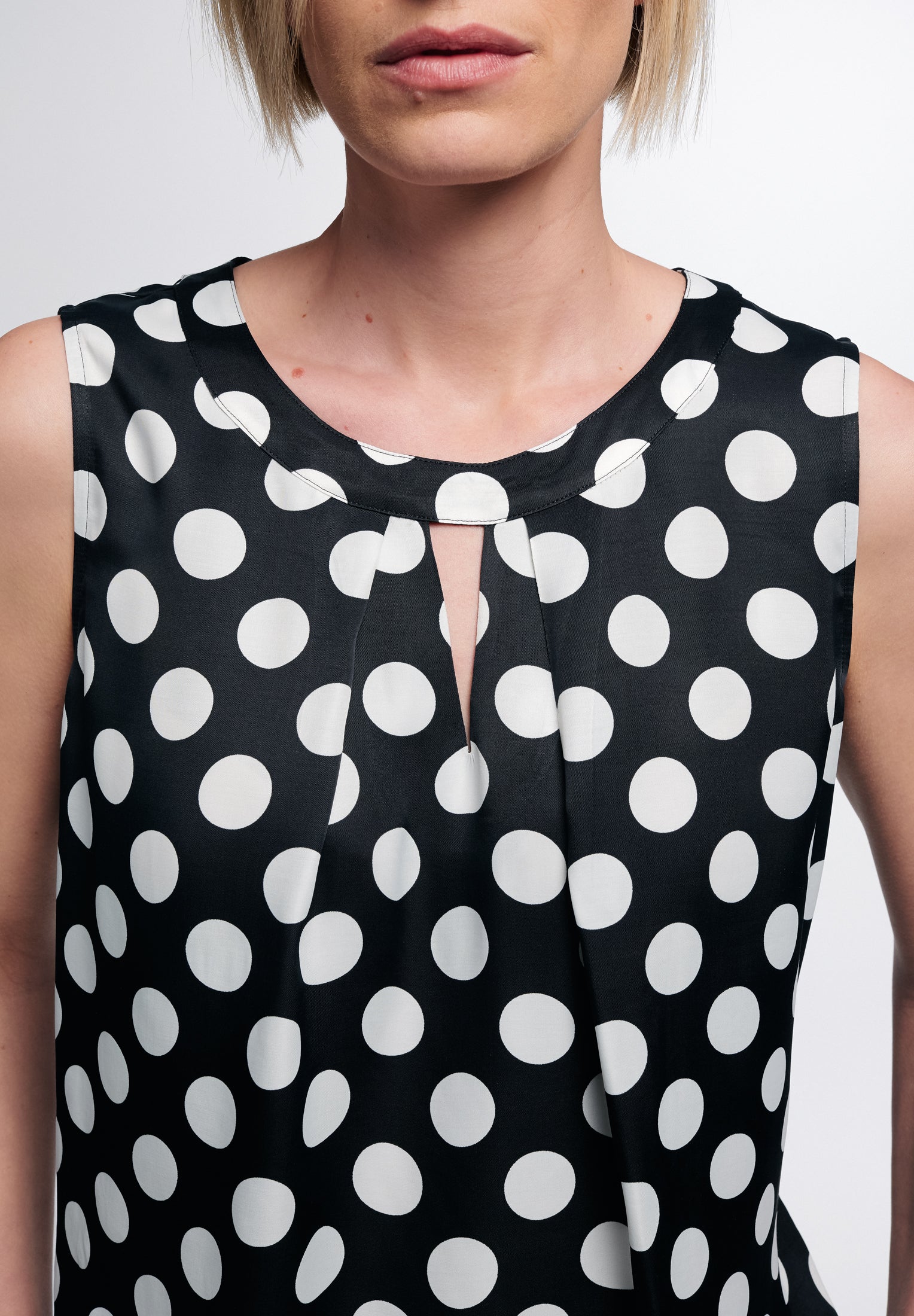 ETERNA CLASSIC FIT ohne Arm Bluse - Polka Noir Ivory - 7189-39-A737 von Eterna