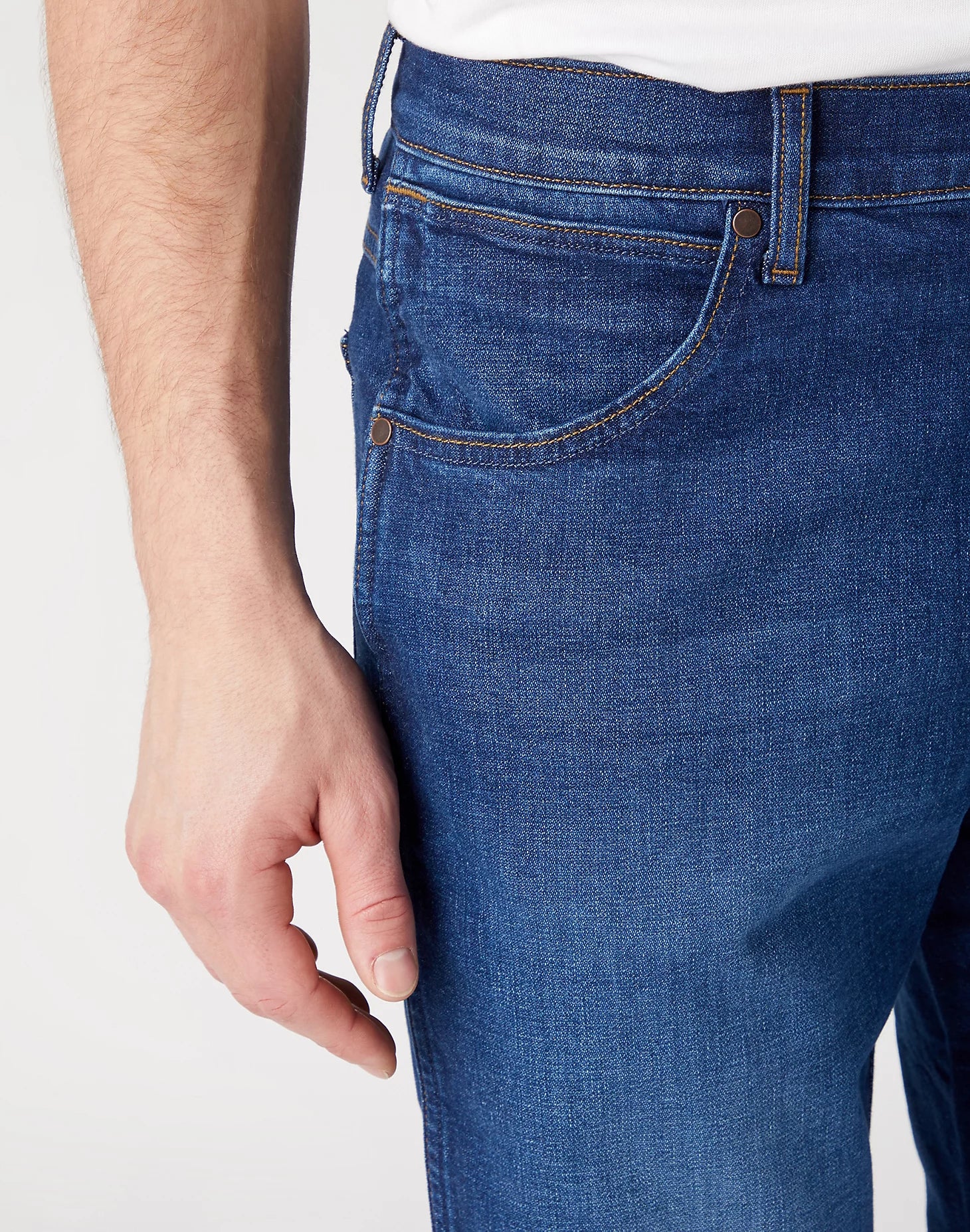 WRANGLER River Tapered Jeans - Deep Harbour Blue - 112341404 von Wrangler