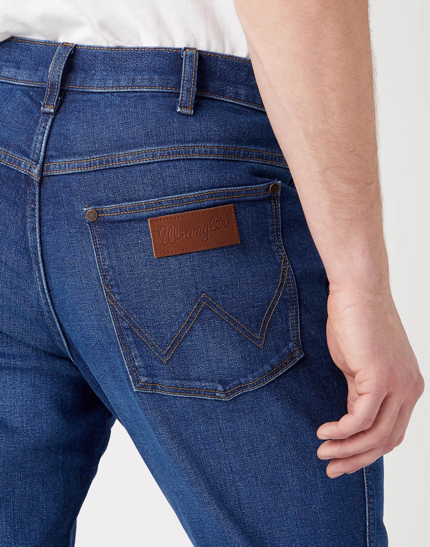 WRANGLER River Tapered Jeans - Deep Harbour Blue - 112341404 von Wrangler