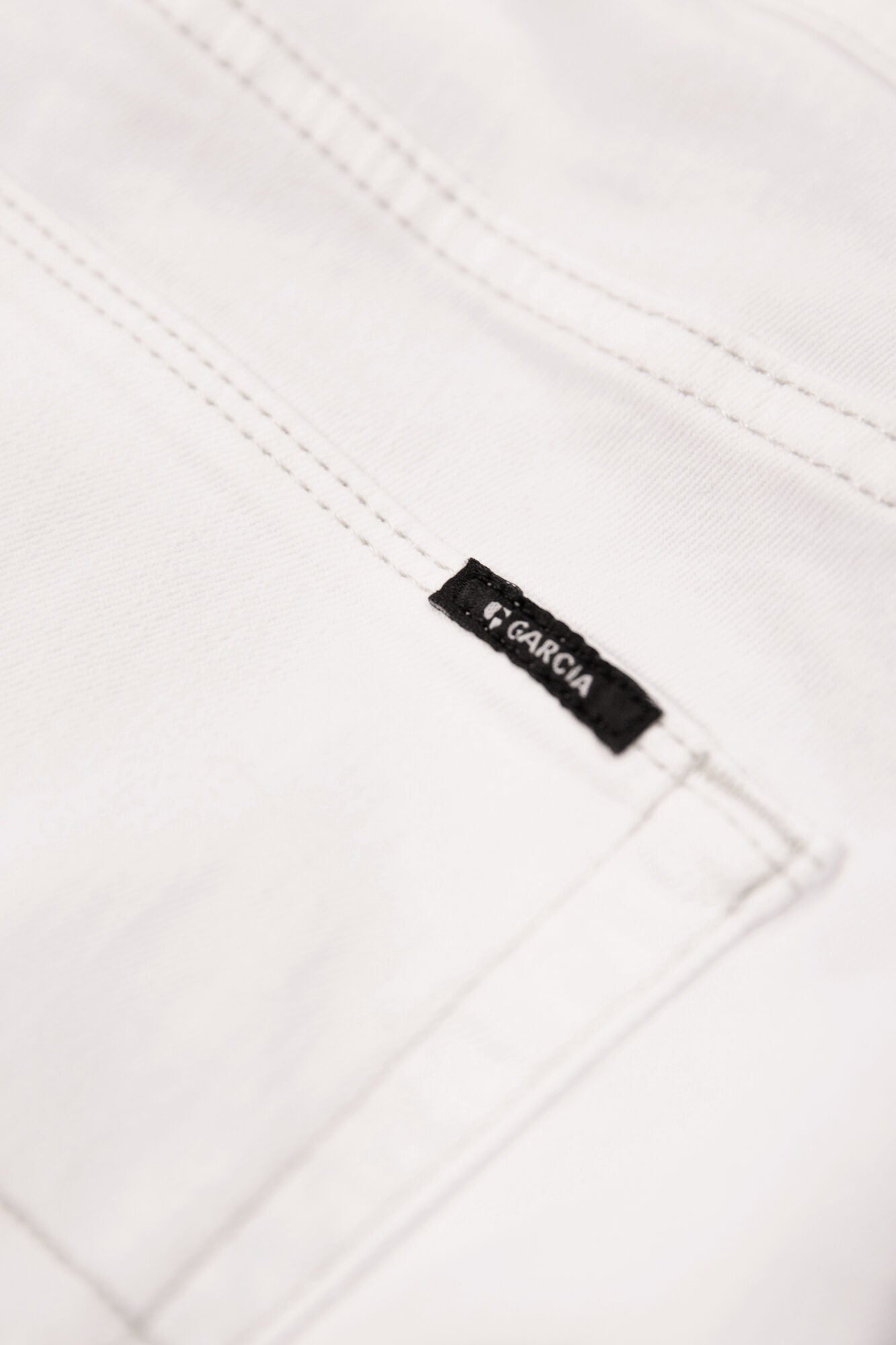 GARCIA JEANS Celia Short - Chalk Breeze White - GS100529.53 von Garcia Jeans