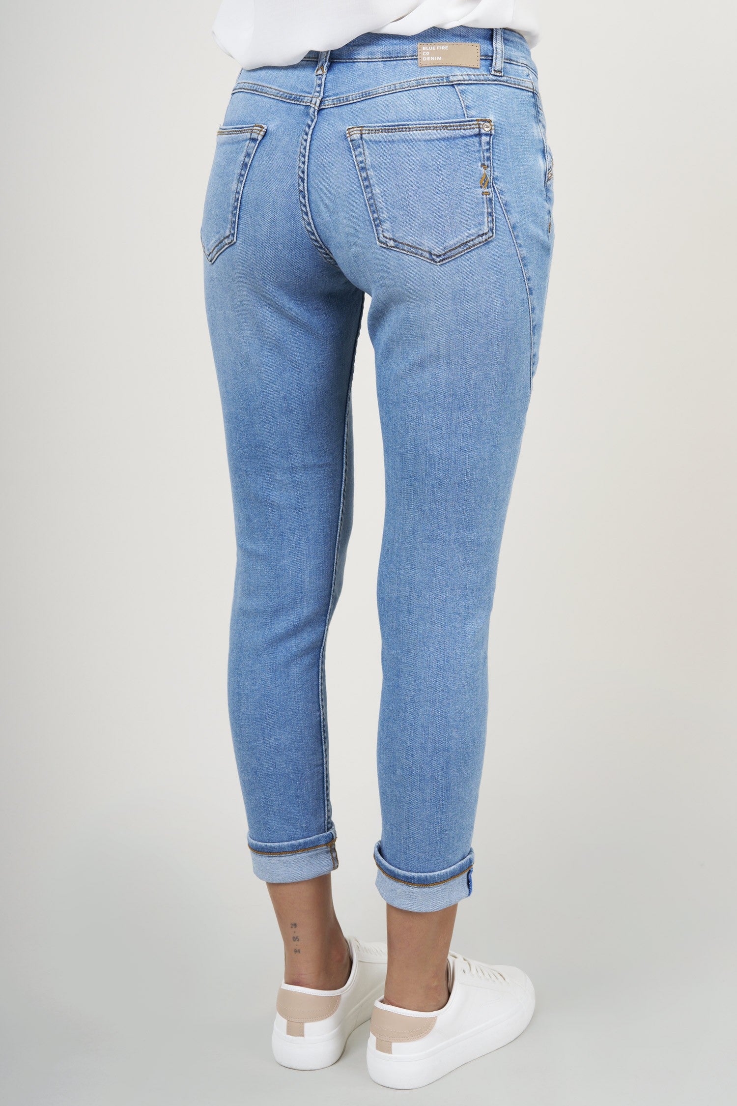 BLUE FIRE Gigi Slim Tapered Jeans - Sunlit Sky Blue - 1112.260 von Blue Fire