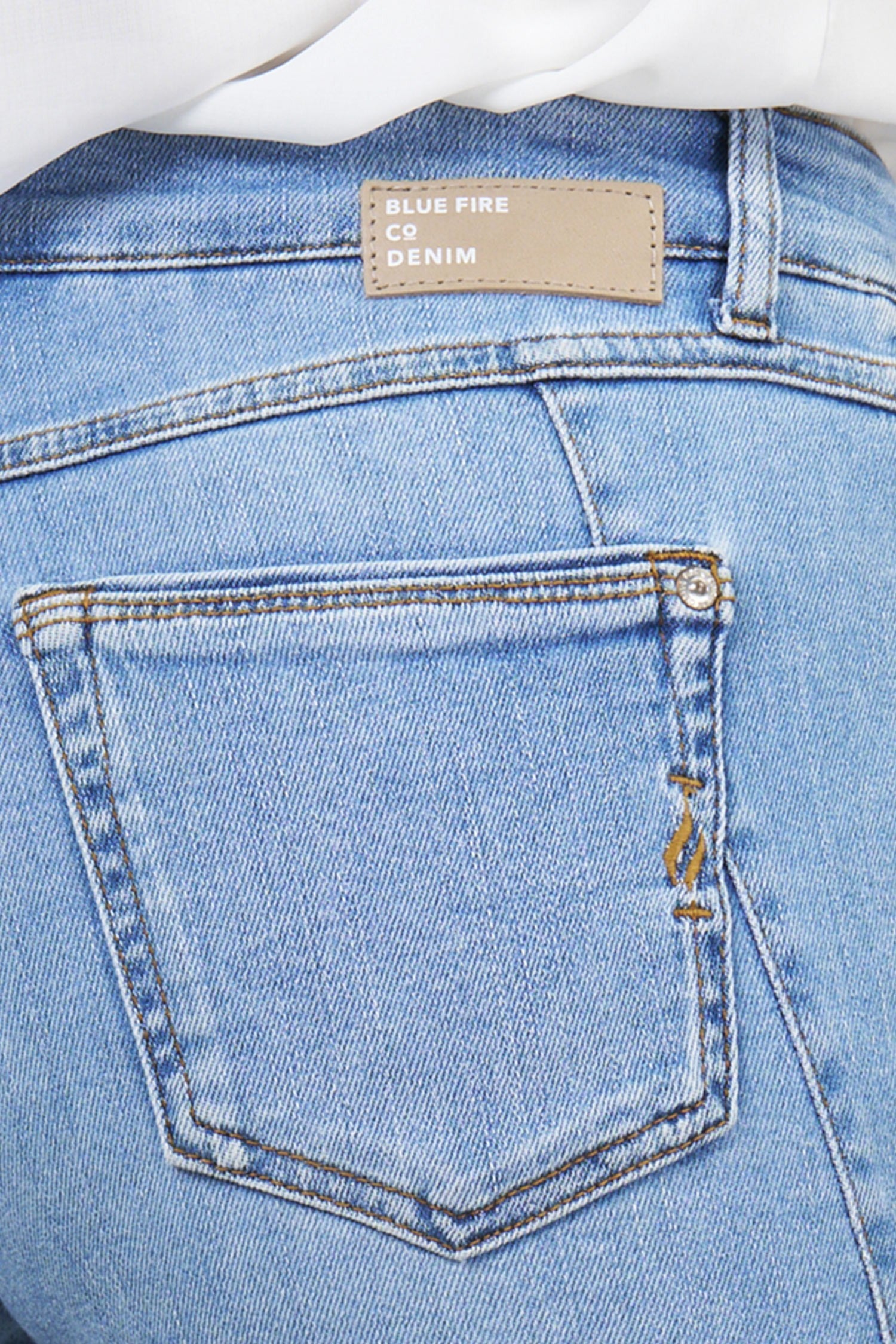 BLUE FIRE Gigi Slim Tapered Jeans - Sunlit Sky Blue - 1112.260 von Blue Fire