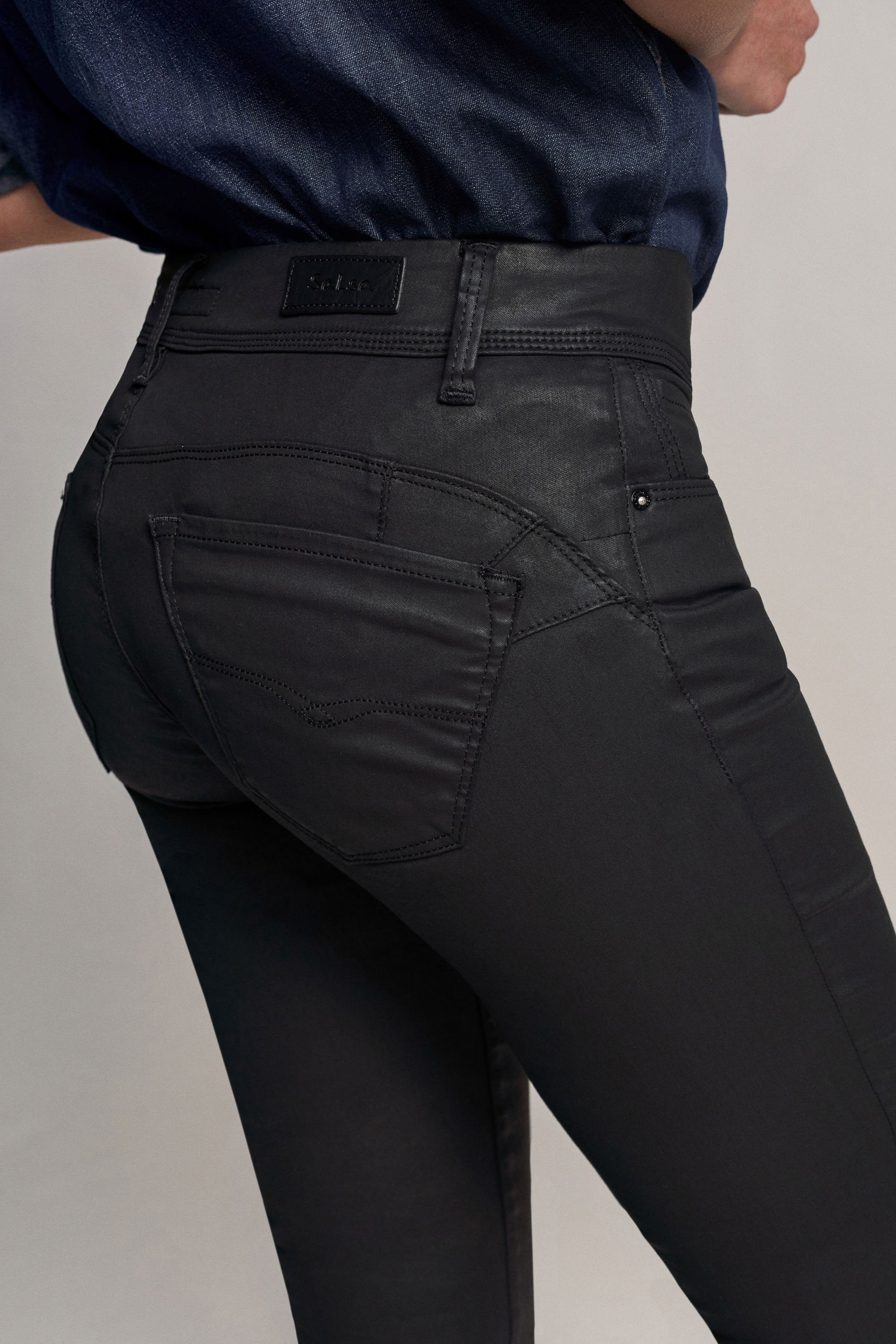 SALSA Wonder Push Up cropped gecoated Capri - Midnight Leather Ink - 120200.0000 von Salsa